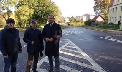 Burmistrz Sebastian Witek (z prawej) podczas odbioru nowej drogi