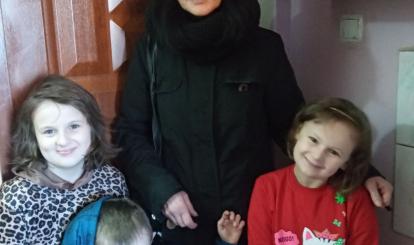 Pani Ewa Mroziak-Bogusz z dziećmi, które wspiera