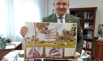 Burmistrz Sebastian Witek prezentuje wizualizację przyszłego bloku mieszkalnego
