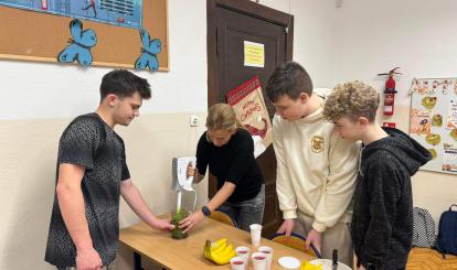 Uczniowie kl. VIII w trakcie przygotowywania soku warzywno-owocowego