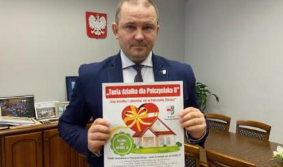 Burmistrz Sebastian Witek prezentuje plakat drugiej edycji Akcji