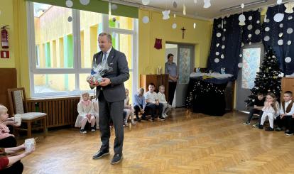 Przekazanie słodkiego poczęstunku dla dzieci przez Burmistrza Sebastiana Witka