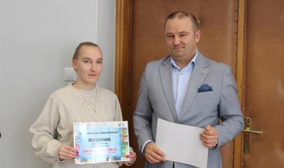 Przedstawicielka Gminnej Spółdzielni ,,Samopomoc Chłopska'' wyróżnionej w konkursie