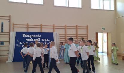 uroczystość zakończenia roku przedszkolnego dzieci odchodzących do szkoły z grupy „Kangurki”