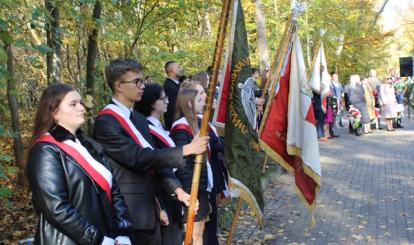 Uroczystość odsłonięcia tablicy edukacyjno-historycznej przy miejscu pamięci - Pomniku Pamięci Dzieci- ofiar germanizacji w latach 1939-1945