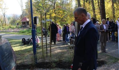 Uroczystość odsłonięcia tablicy edukacyjno-historycznej przy miejscu pamięci - Pomniku Pamięci Dzieci- ofiar germanizacji w latach 1939-1945