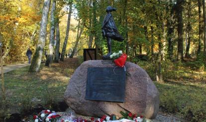 Uroczystość odsłonięcia tablicy edukacyjno-historycznej przy miejscu pamięci - Pomniku Pamięci Dzieci- ofiar germanizacji w latach 1939-1945