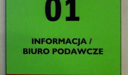 tabliczki przydrzwiowe z napisami Braille'a