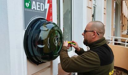 Instalacja zestawu AED na zewnątrz budynku Urzędu Miejskiego