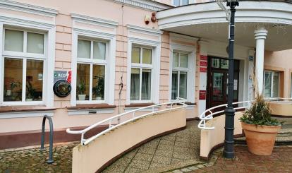 Instalacja zestawu AED na zewnątrz budynku Urzędu Miejskiego