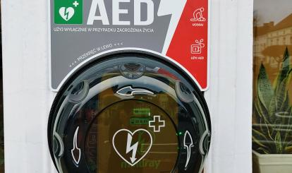 Instalacja zestawu AED na zewnątrz budynku Urzędu Miejskiego