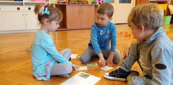 Układanie puzzli przez dzieci w grupach