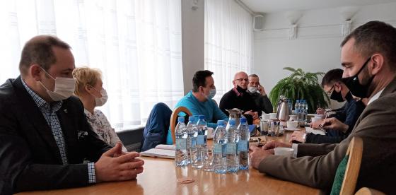 Burmistrz Połczyna-Zdroju Sebastian Witek podczas narady w sprawie 163