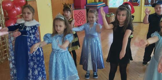 Dzieci z najstarszej grupy Motylki w wykonaniu tańca pokazywańca
