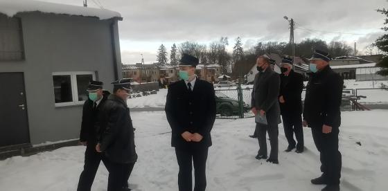 Burmistrz z uczestnikami spotkania przy wyremontowanej strażnicy OSP Popielewo