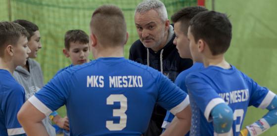Trener z zawodnikami MKS Mieszko Połczyn-Zdrój