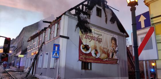 Dogaszanie pożaru restauracji