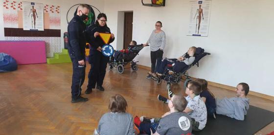 POLICJANCI Z WIZYTĄ W OŚRODKU REHABILITACYJNO - WYCHOWAWCZYM W TOPORZYKU