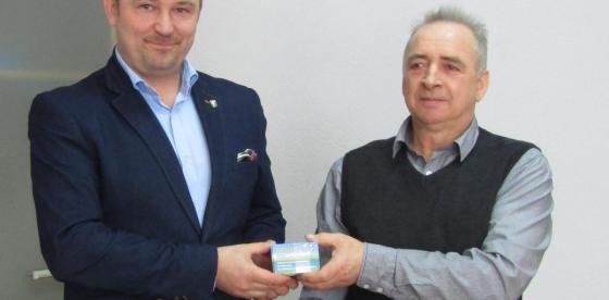1 Burmistrz Sebastian Witek przekazuje materiały promocyjne Sołtysowi_Zajączkowa