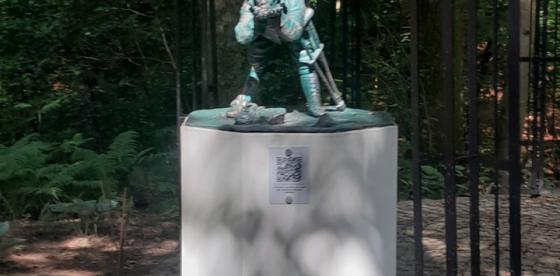 Rzeźba Połczyńskiego Sukiennika przy zabytkowym źródełku w Borkowie