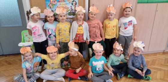 Dzieci z grupy Pszczółki zrobiły także opaski na głowę