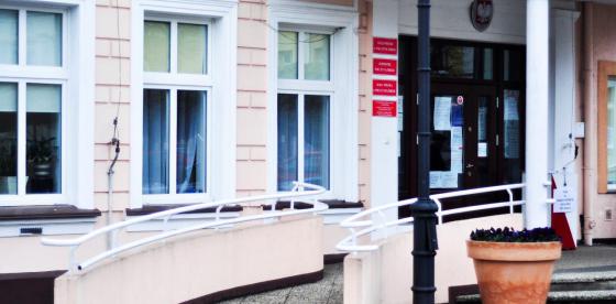 Wejście do Urzędu Miejskiego w Połczynie-Zdroju. Przed budynkiem stoi urna.