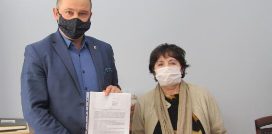Burmistrz Sebastian Witek prezentuje treść petycji wspólnie z Panią Marią Gruszczyńską