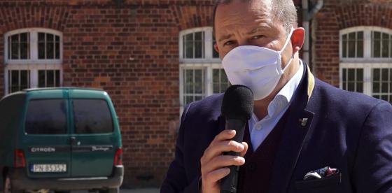 Burmistrz Połczyna-Zdroju przed połczyńskim szpitalem