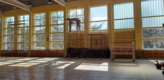 Sala gimnastyczna przy SP w Redle w trakcie wymiany okien