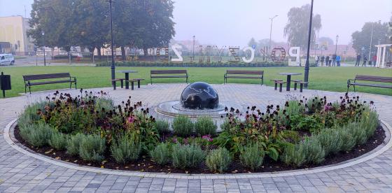 Centrum zrewitalizowanego Placu stanowi fontanna- globus