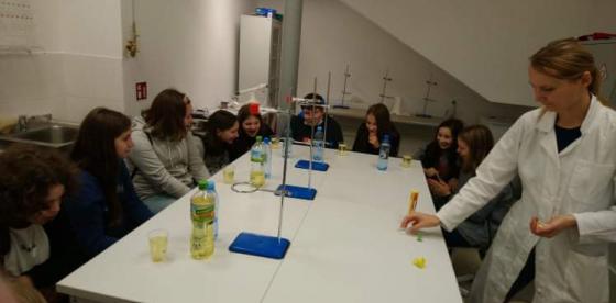 Eksperymenty w pracowni chemicznej