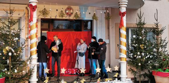 W dniu 18.12.2021 r. rozstrzygnęliśmy dwa konkursy o tematyce świątecznej: “Moja kartka bożonarodzeniowa” oraz “Na najładniejszą ozdobę świąteczną”, a nagrody laureatom wręczył pan Burmistrz Sebastian Witek podczas Jarmarku Bożonarodzeniowego 2021, który tego dnia odbywał się na Placu Wolności