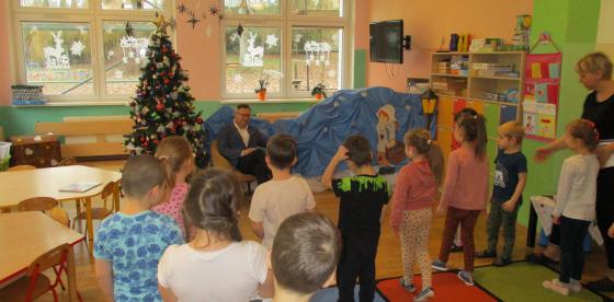 Kolejny gość czyta przedszkolakom „Pod Jarzębinką”