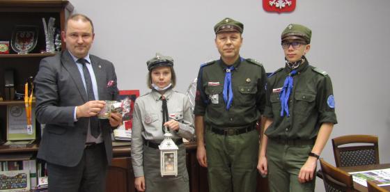 Harcerze z Betlejemskim Światłem Pokoju odwiedzili Burmistrza Połczyna-Zdroju