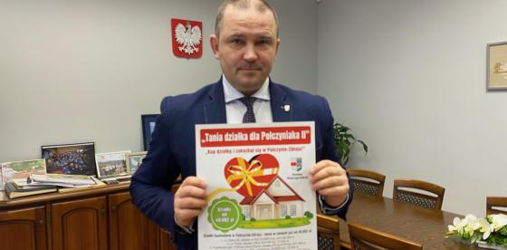 Burmistrz Sebastian Witek prezentuje plakat drugiej edycji akcji