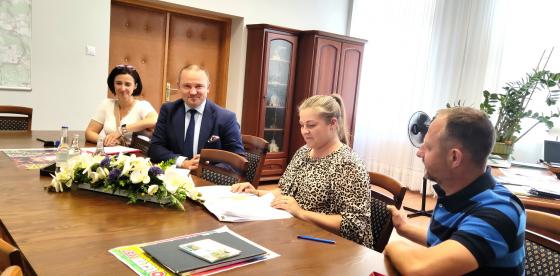 #POŁCZYNPLACBUDOWY „Modernizacja pomieszczeń w budynku domu kultury w Połczynie-Zdroju jako centrum krzewienia lokalnego dziedzictwa kulturalnego” to nazwa zadania, na które 26 lipca 2022 roku Burmistrz Połczyna-Zdroju Sebastian Witek podpisał umowę z firmą Darii i Tomasza Olejarz.   Sporo już zostało zrobione, ale obiekt Centrum Kultury w pełni odzyskał dawny blask, potrzeba jeszcze sporo pracy. W planach jest m.in. rozebranie starych i niefunkcjonalnych już elementów, jak obicia ścian z płytek ceramicznyc