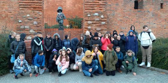 Wspólne zdjecie uczestników wycieczki w Warszawie pod Pomnikiem Małego Powstańca