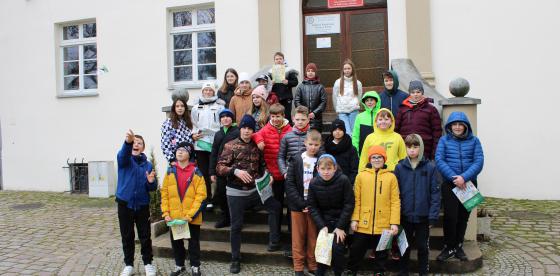 Uczestnicy gry w trakcie pokonywania trasy
