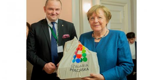 Der Bürgermeister von Połczyn-Zdroj Sebastian Witek und  Angela Merkel mit dem Logo der _Pommerschen Schweiz_