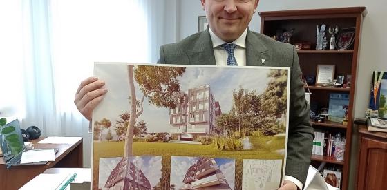  Burmistrz Sebastian Witek prezentuje wizualizację przyszłego bloku mieszkalnego