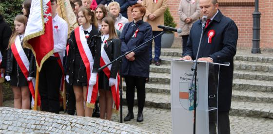 Burmistrz Sebastian Witek przemawia podczas uroczystości