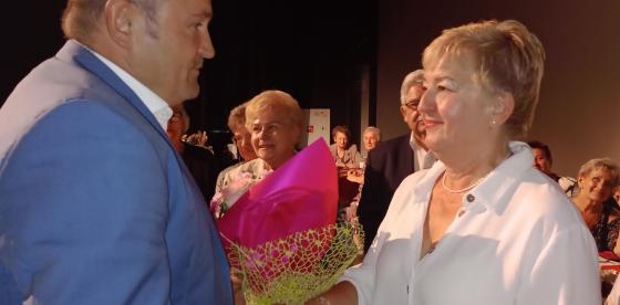 Burmistrz Sebastian Witek składa gratulacje nowej Przewodniczącej Związku Emerytów