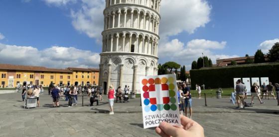 Zdjęcie przesłane przez Panią Aleksandrę z Włoch z naklejką z logo Szwajcarii Połczyńskiej