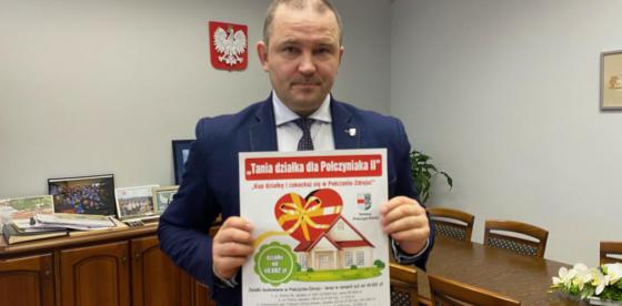 Burmistrz Sebastian Witek prezentuje plakat drugiej edycji Akcji
