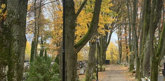 Nowe oświetlenie na cmentarzu komunalnym w Połczynie-Zdroju