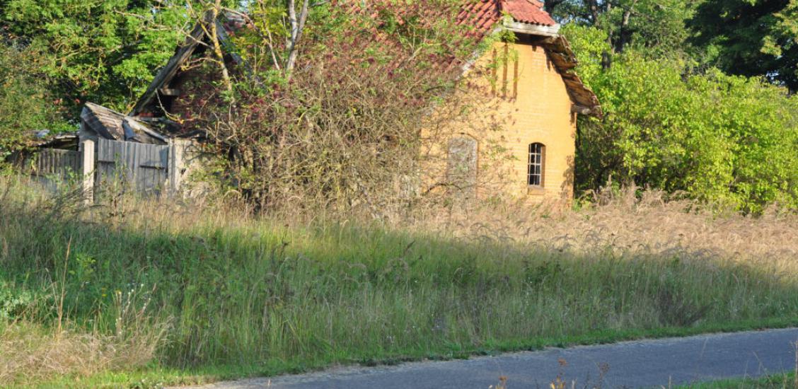Budynek dawnego kolejowego WC leży tuż przy popularnej ścieżce rowerowej