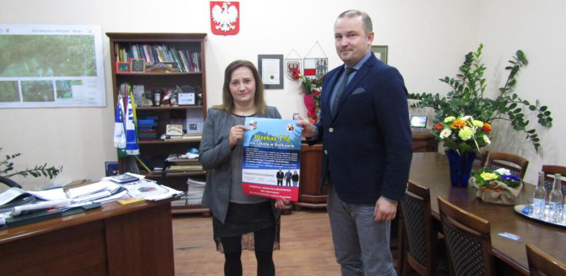 Burmistrz Sebastian Witek przekazuje materiały promocyjne Katarzynie Włodarskiej