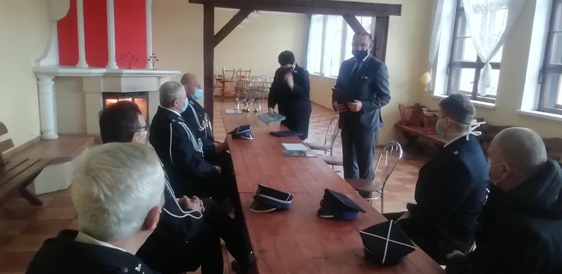 Sebastian Witek  dziękuje przedstawicielom straż  za działalność w OSP