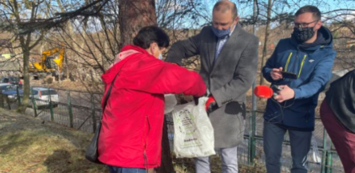 Róże z Placu Tysiąclecia trafiły w ręce mieszkańców