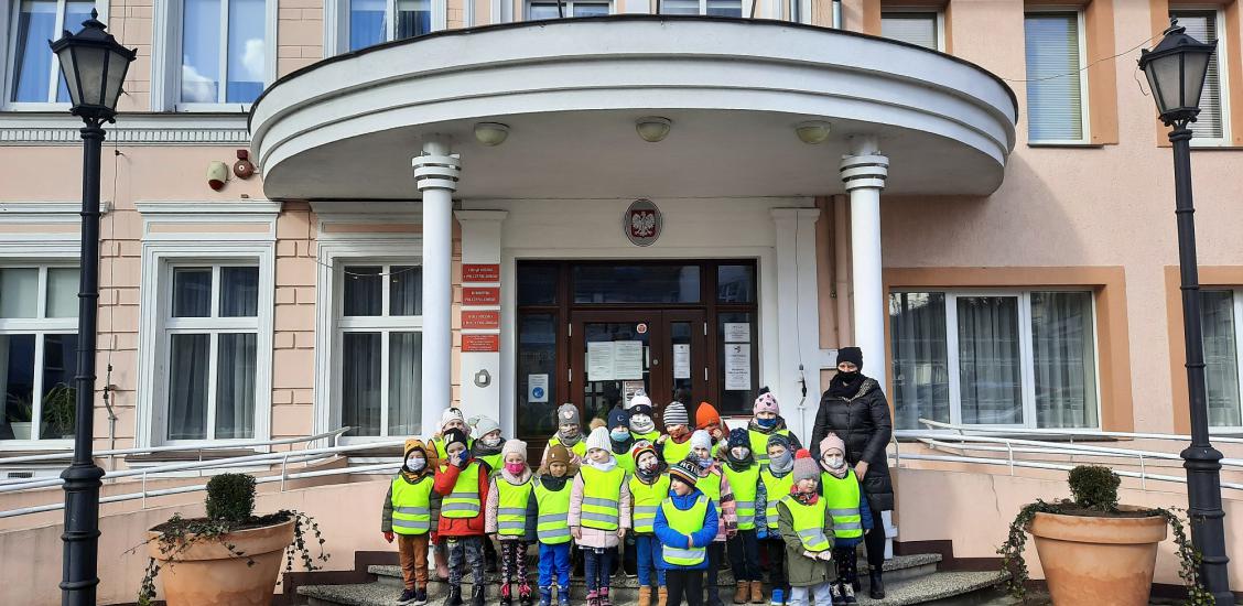 Spacer ulicami miasta przedszkolaków z Przedszkola Samorządowego nr 2 "Pod Jarzębinką"